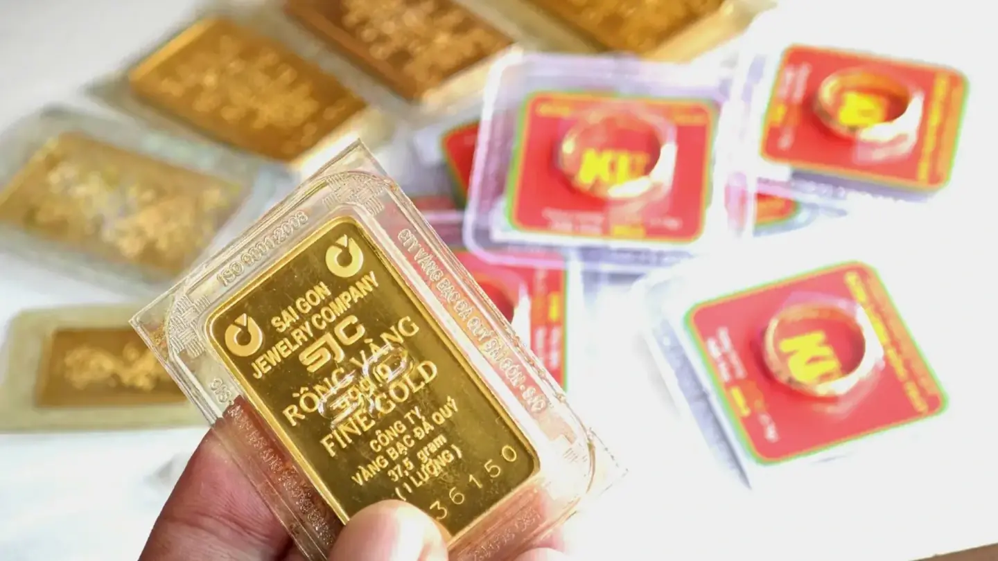 Giá vàng trong nước tiếp tục giảm mạnh